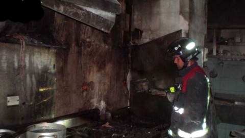 Prevenção de incêndios em sistemas de exaustão Bombeiros em incêndio de cozinha profissional