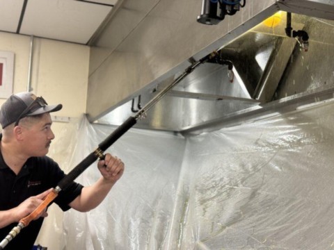 Limpeza profissional de hottes em restaurante