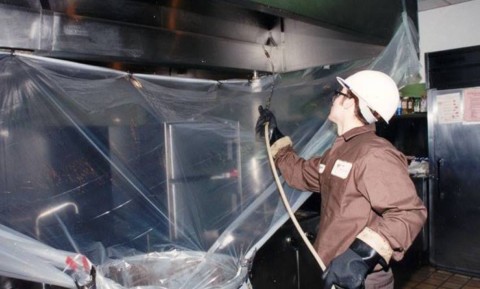 Remoção de gordura em condutas de cozinha industrial